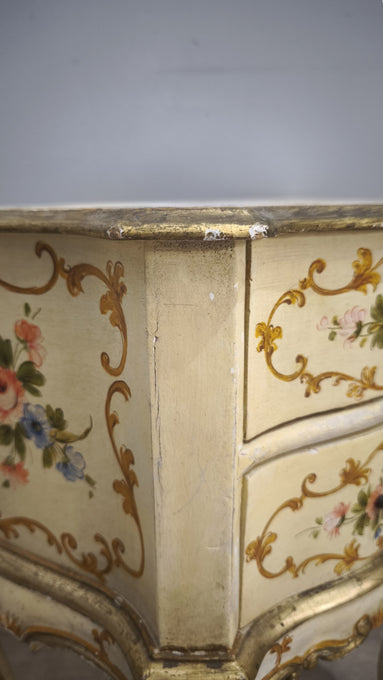 92991 Coppia di comodini dipinti in stile veneziano