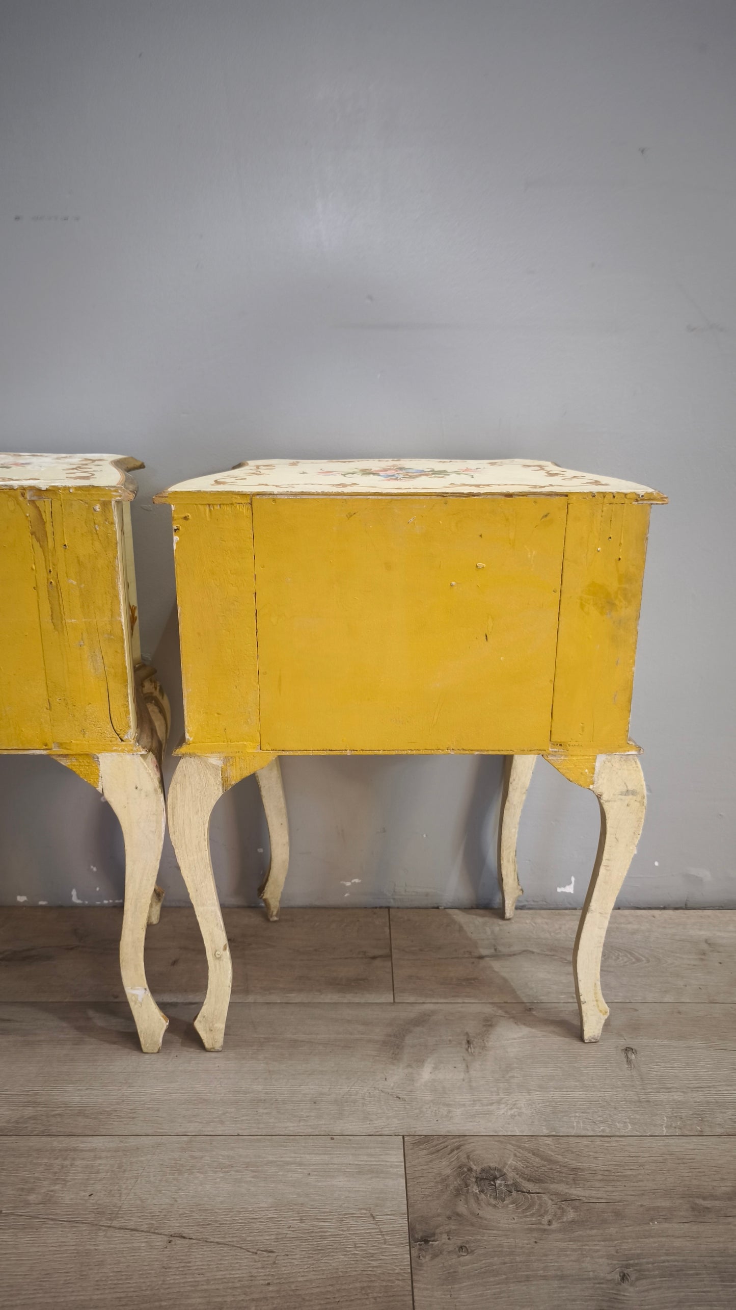 92991 Coppia di comodini dipinti in stile veneziano