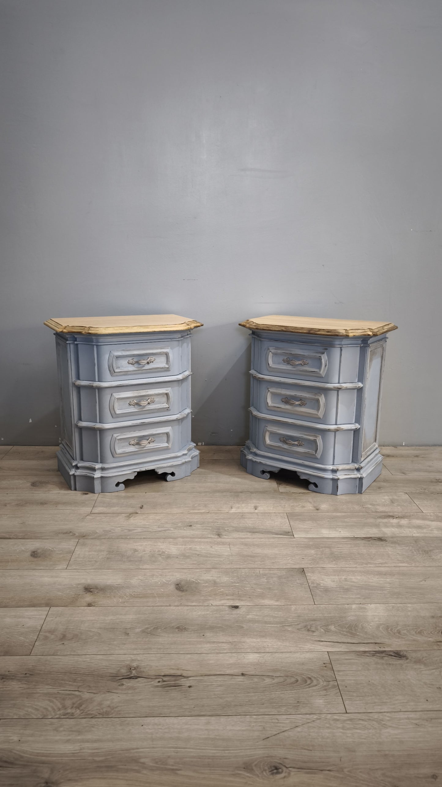 93018 Coppia comodini verniciati con piano in legno