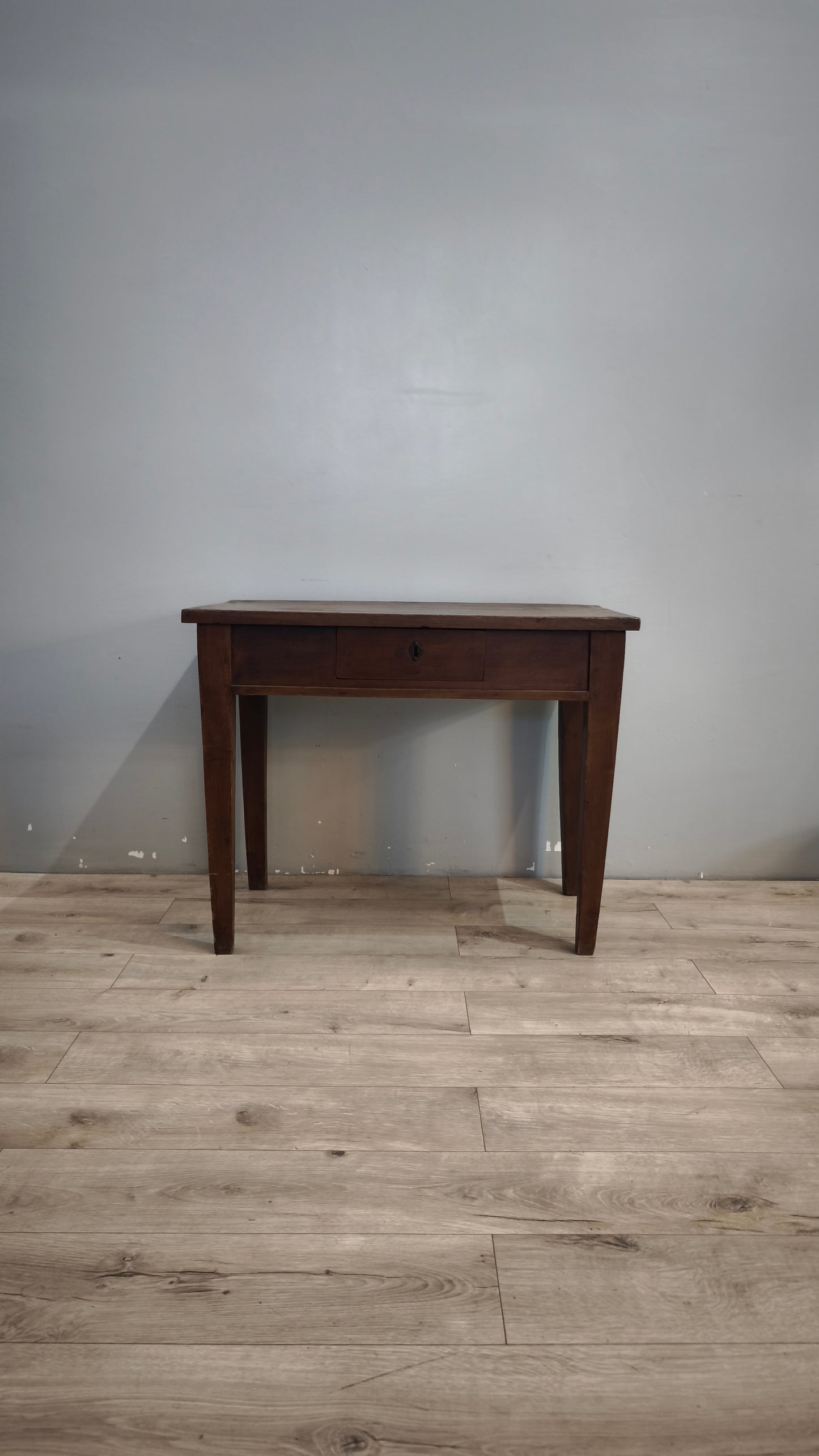 93032 Tavolinetto in legno massello di noce