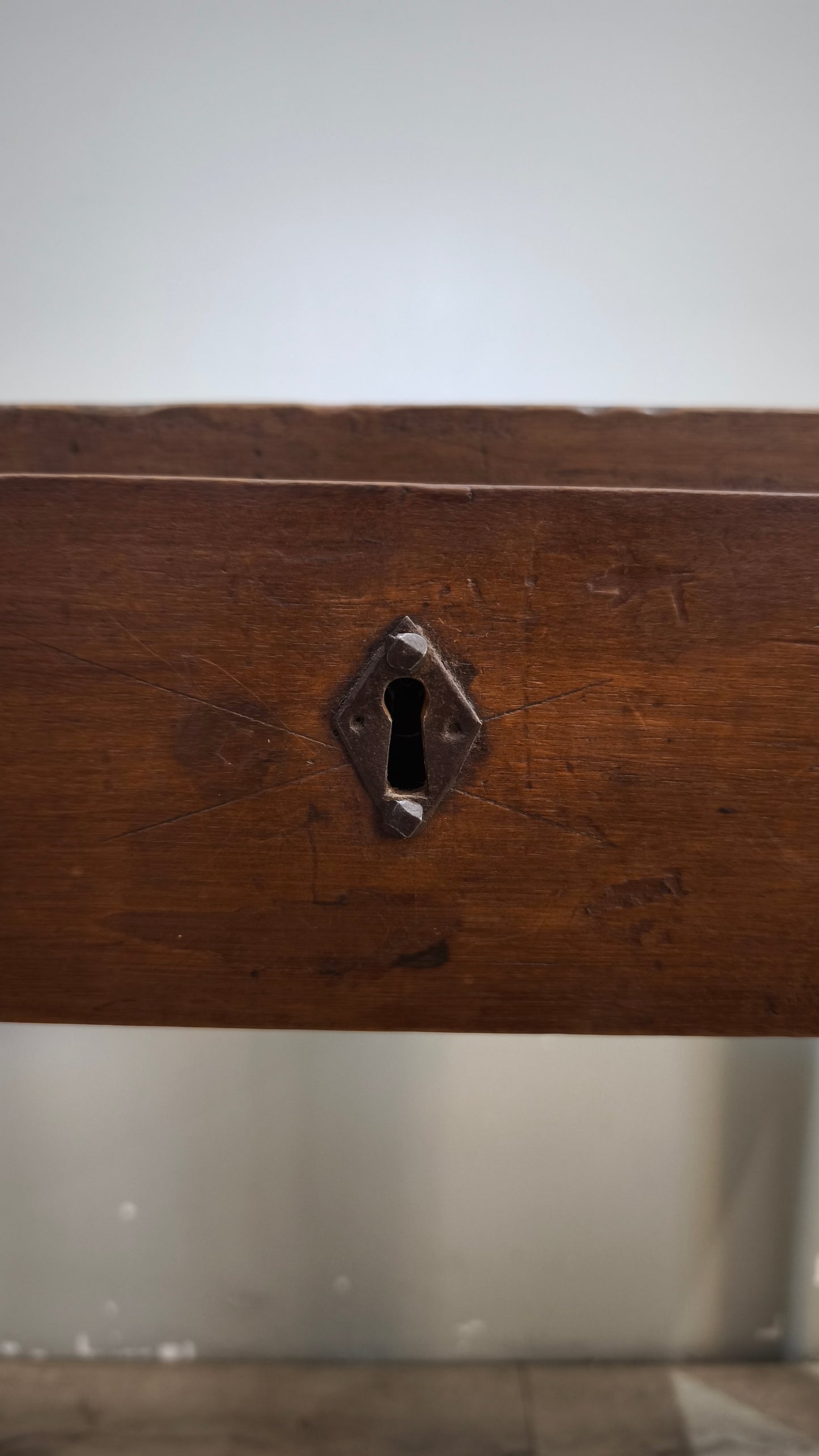 93032 Tavolinetto in legno massello di noce