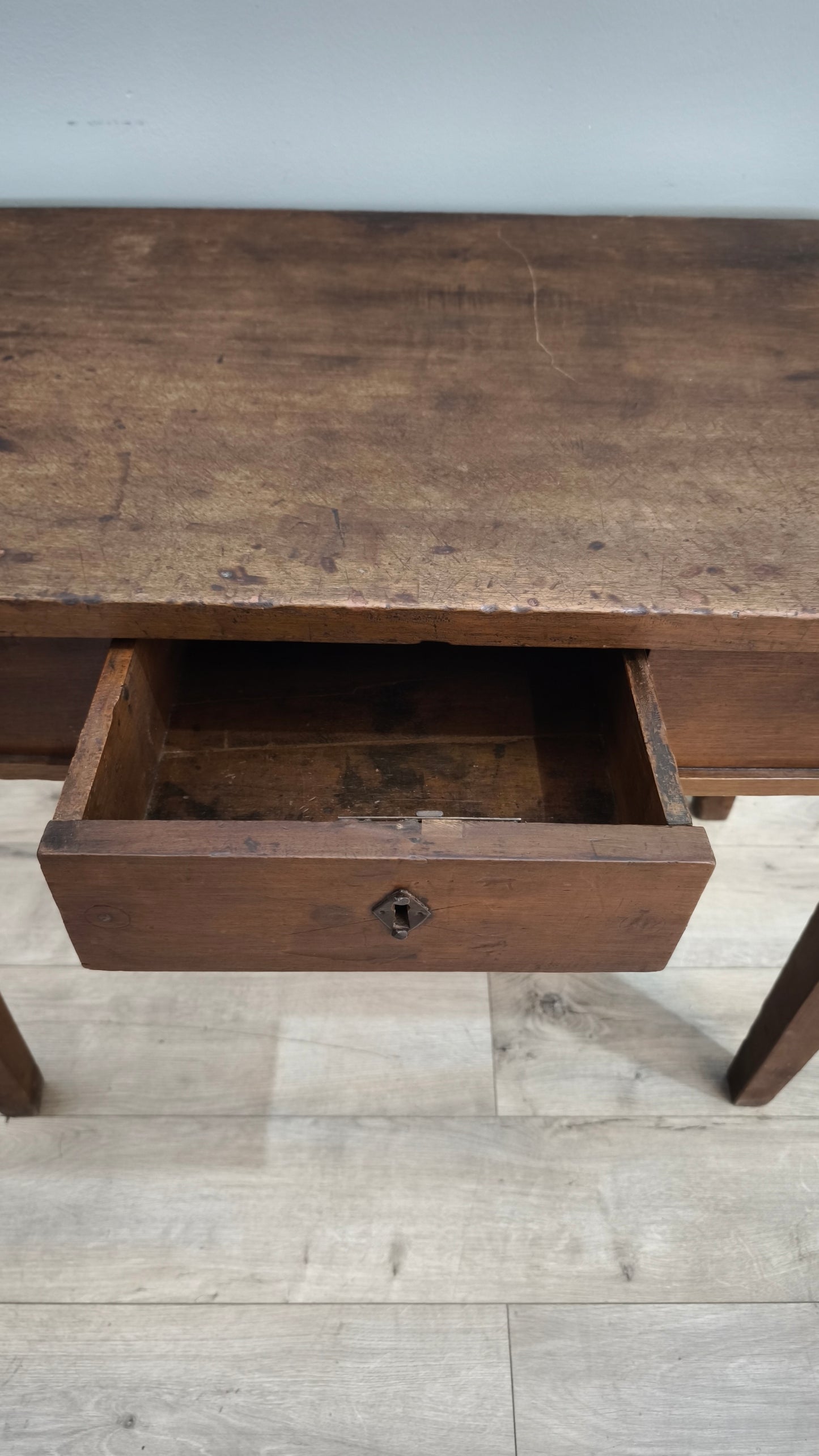93032 Tavolinetto in legno massello di noce