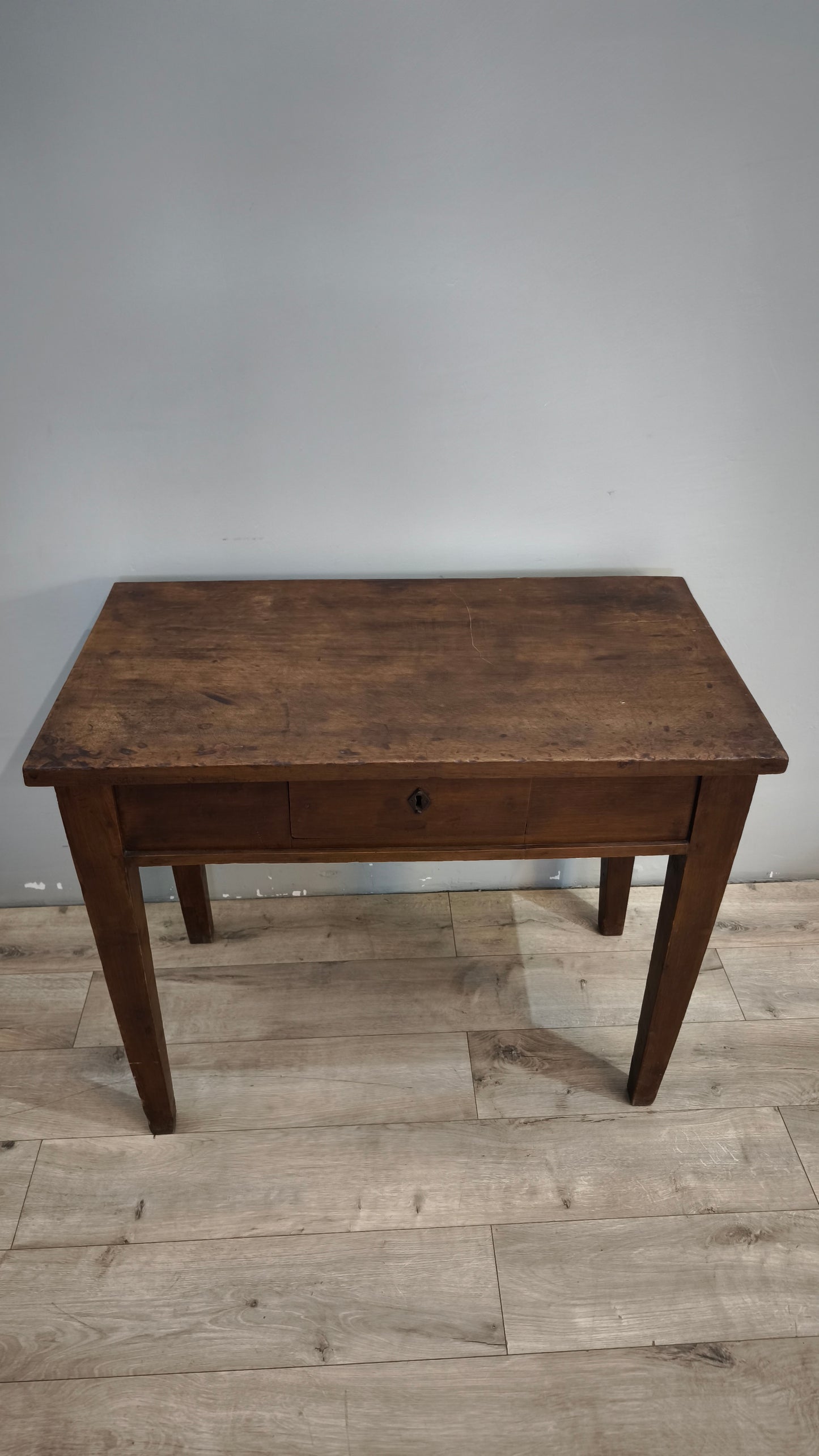 93032 Tavolinetto in legno massello di noce
