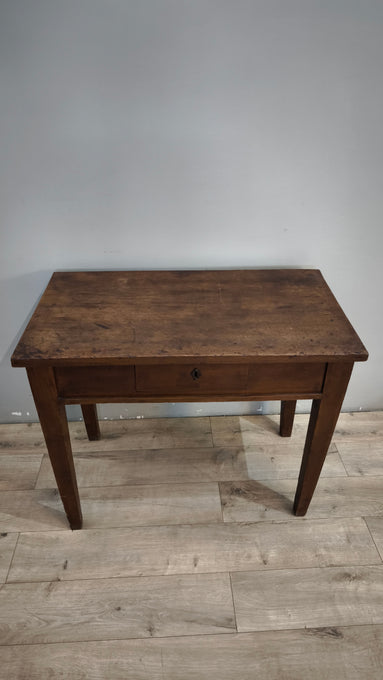 93032 Tavolinetto in legno massello di noce