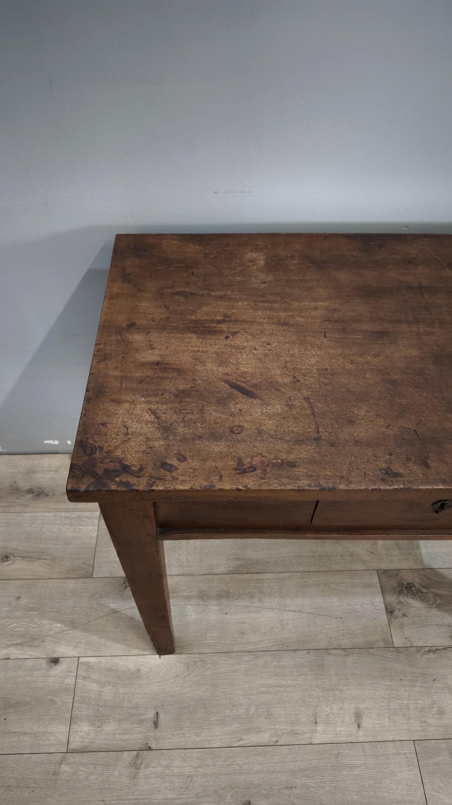93032 Tavolinetto in legno massello di noce