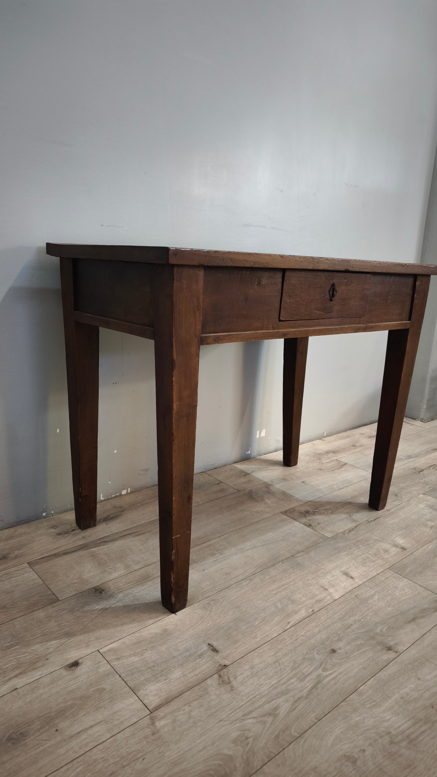 93032 Tavolinetto in legno massello di noce
