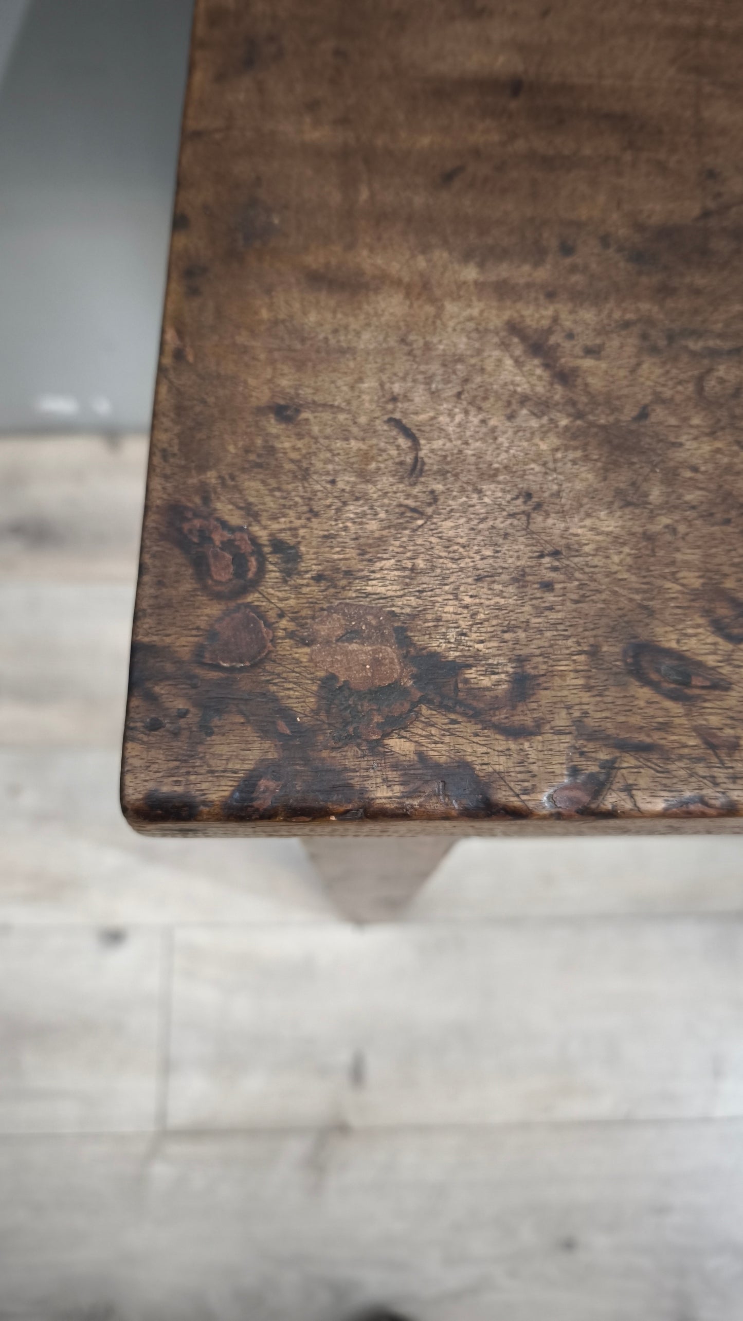 93032 Tavolinetto in legno massello di noce