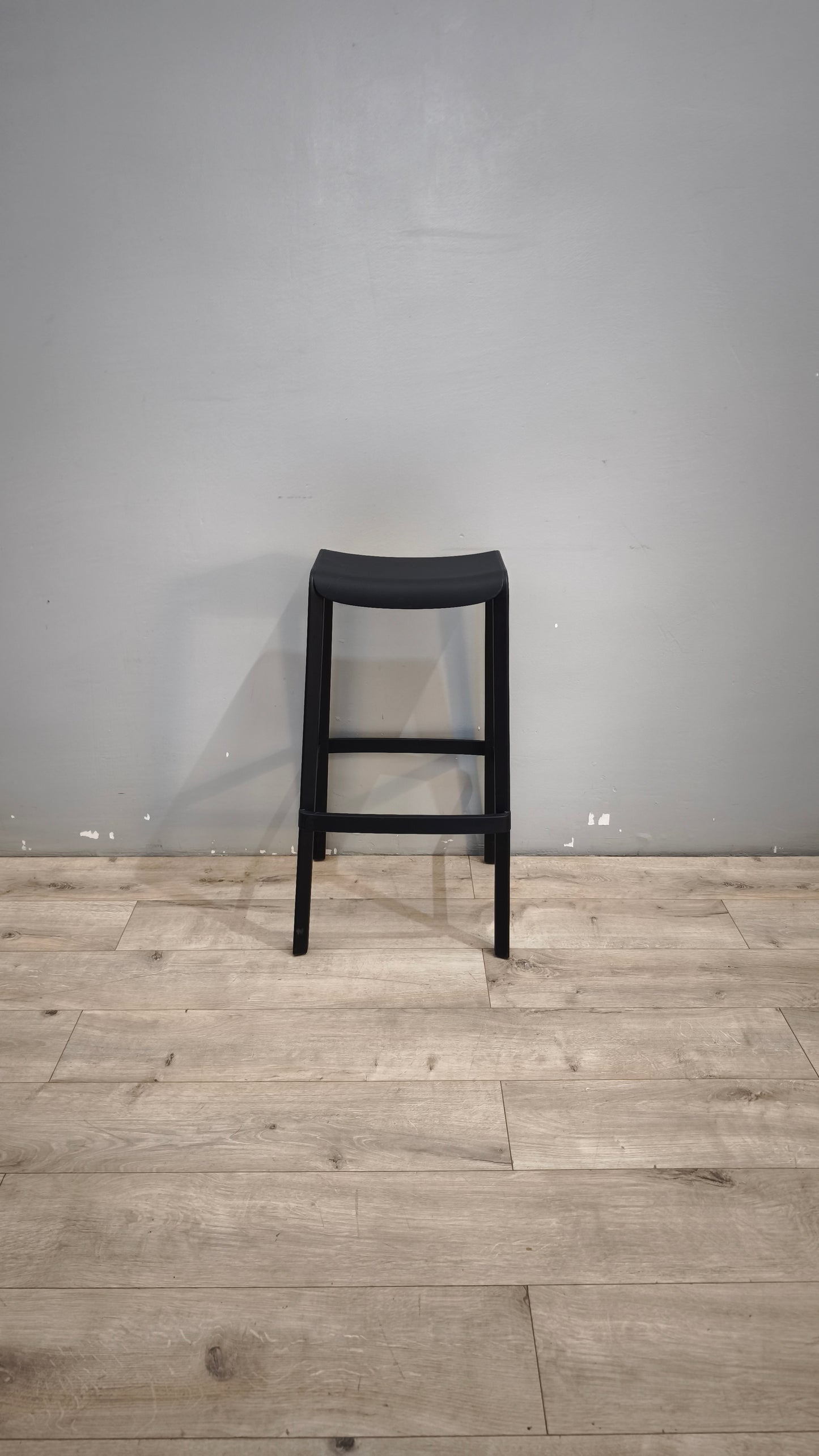 93026 Sgabello in plastica nero marcato PEDRALI mod. DOME