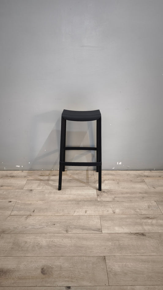 93026 Sgabello in plastica nero marcato PEDRALI mod. DOME