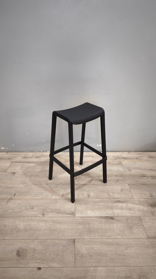93026 Sgabello in plastica nero marcato PEDRALI mod. DOME
