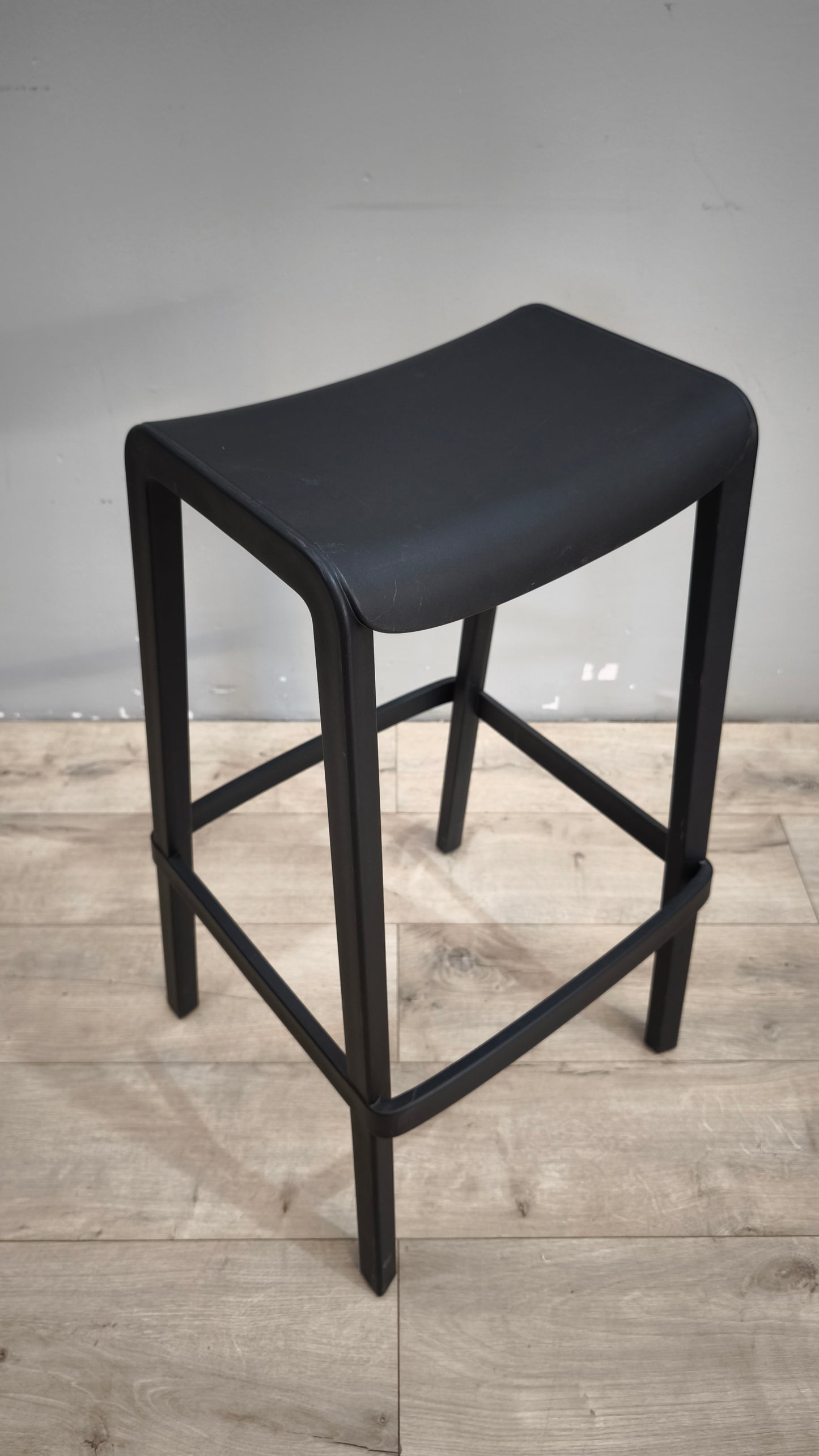 93026 Sgabello in plastica nero marcato PEDRALI mod. DOME