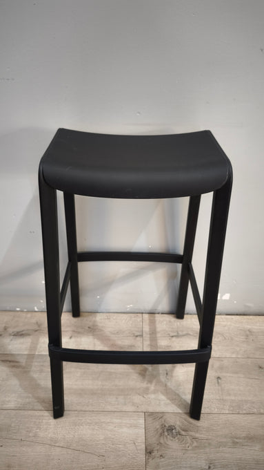 93026 Sgabello in plastica nero marcato PEDRALI mod. DOME