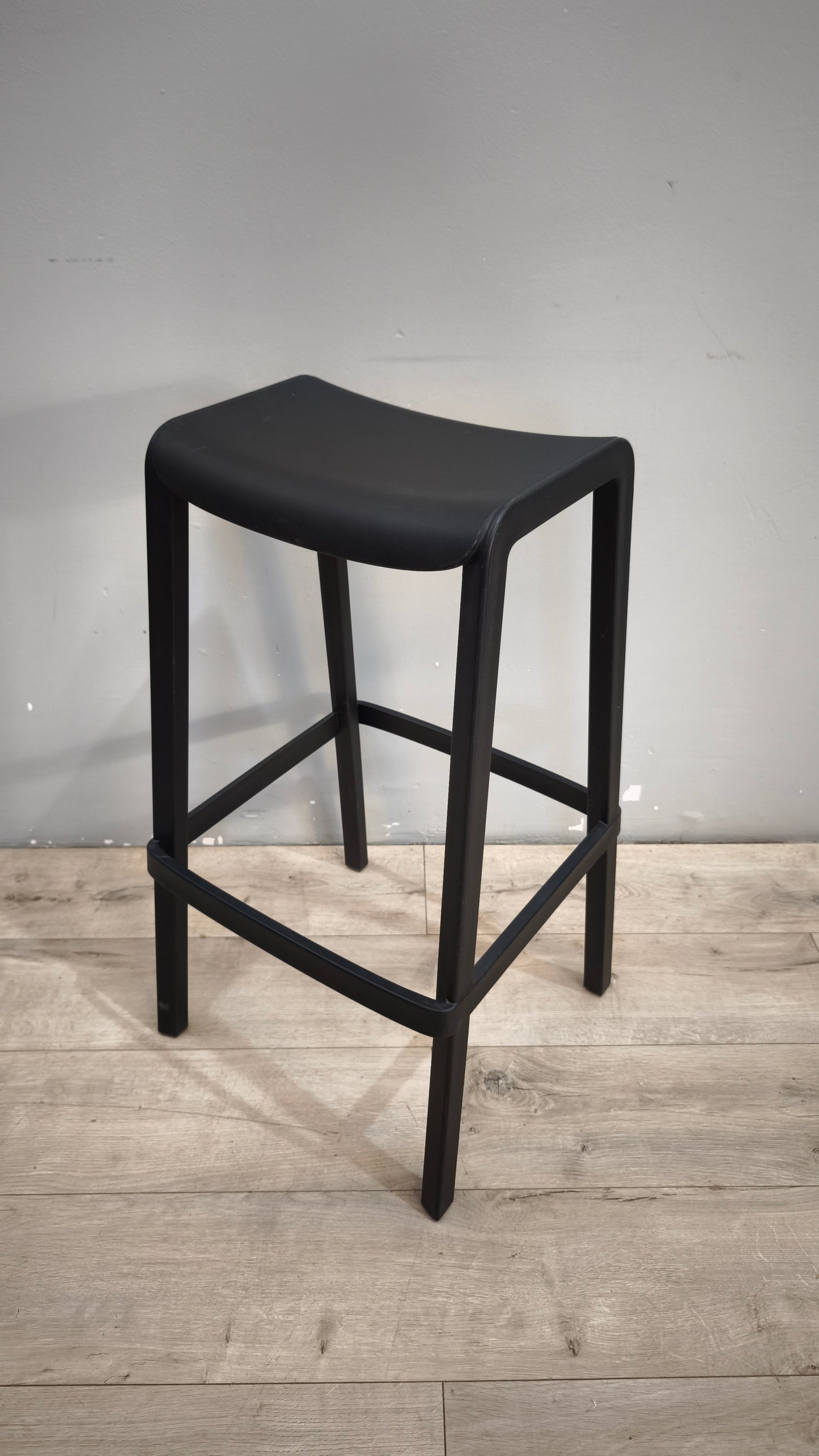 93026 Sgabello in plastica nero marcato PEDRALI mod. DOME