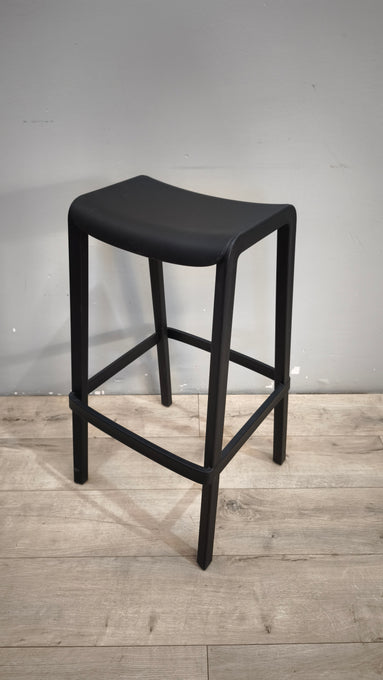 93026 Sgabello in plastica nero marcato PEDRALI mod. DOME