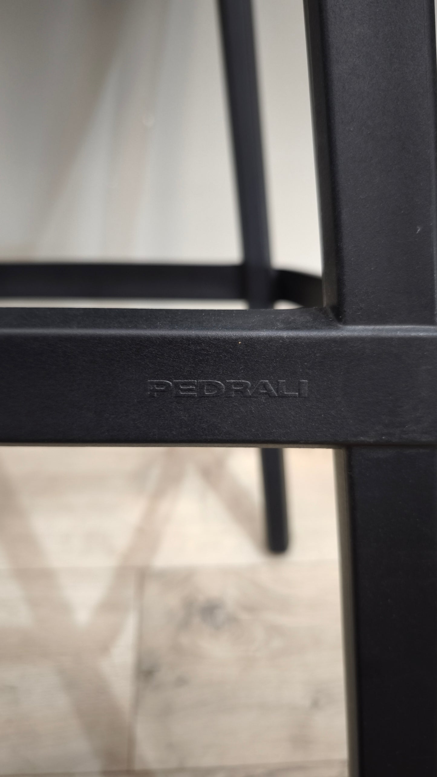 93026 Sgabello in plastica nero marcato PEDRALI mod. DOME