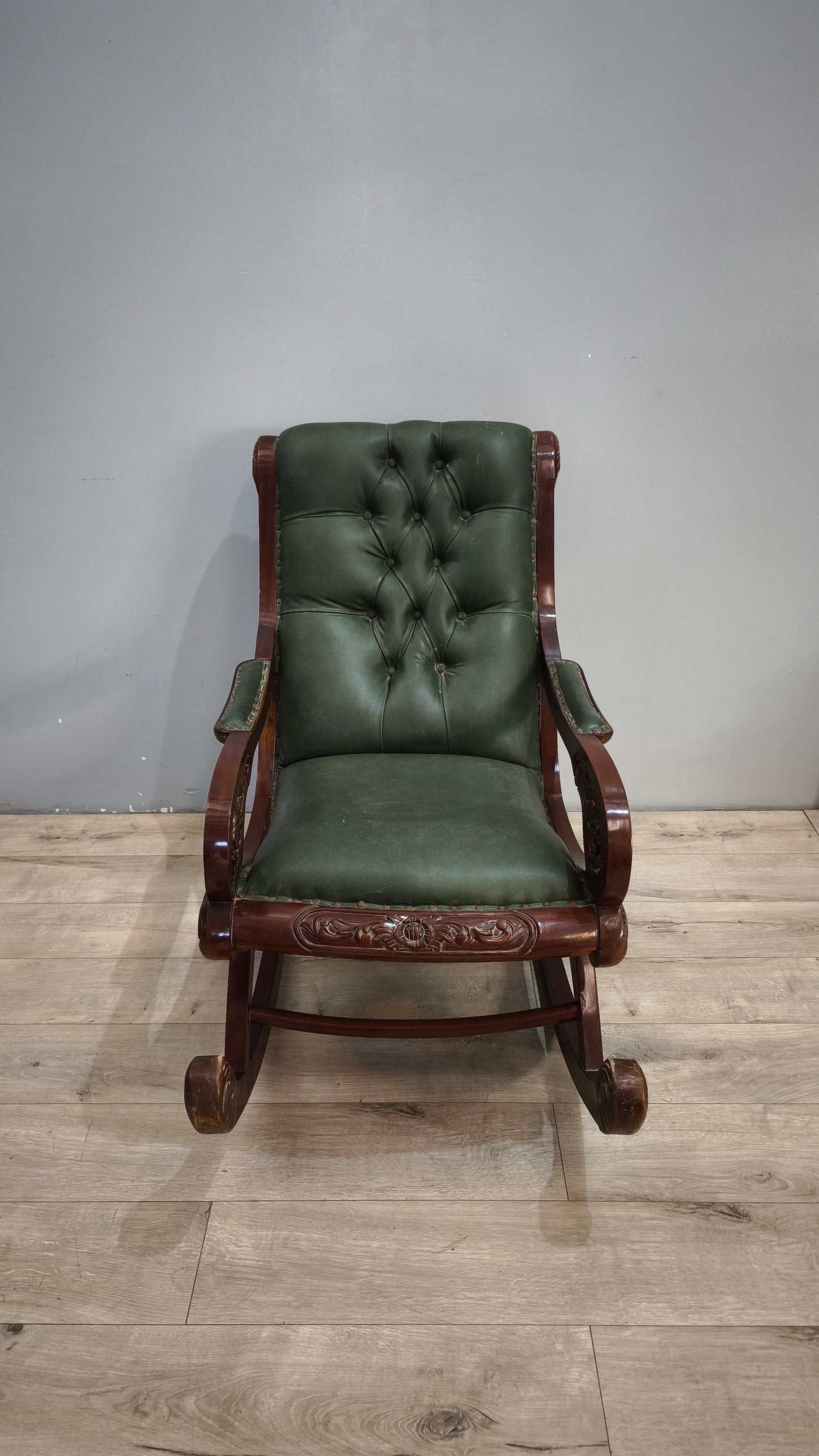 93052 Poltrona a dondolo con struttura in legno e rivestimento in simil pelle verde