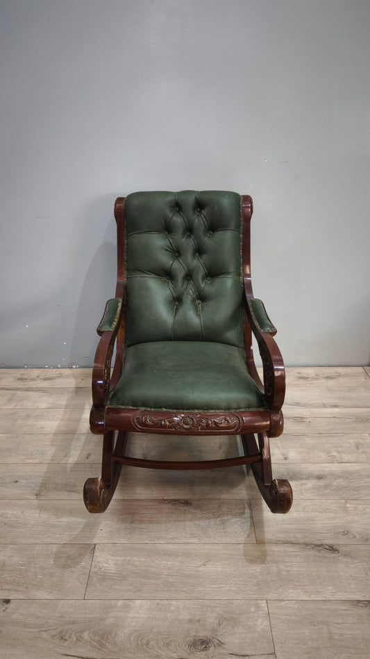 93052 Poltrona a dondolo con struttura in legno e rivestimento in simil pelle verde