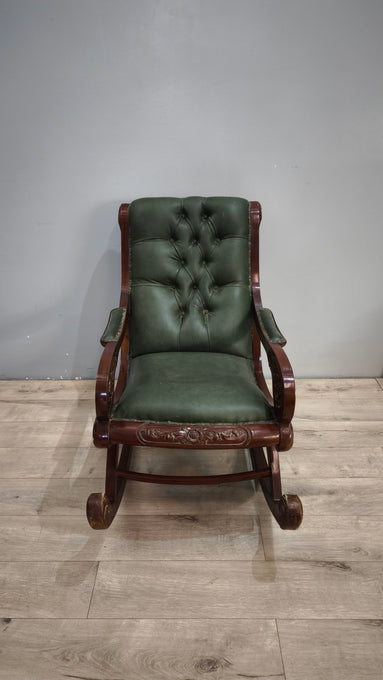 93052 Poltrona a dondolo con struttura in legno e rivestimento in simil pelle verde