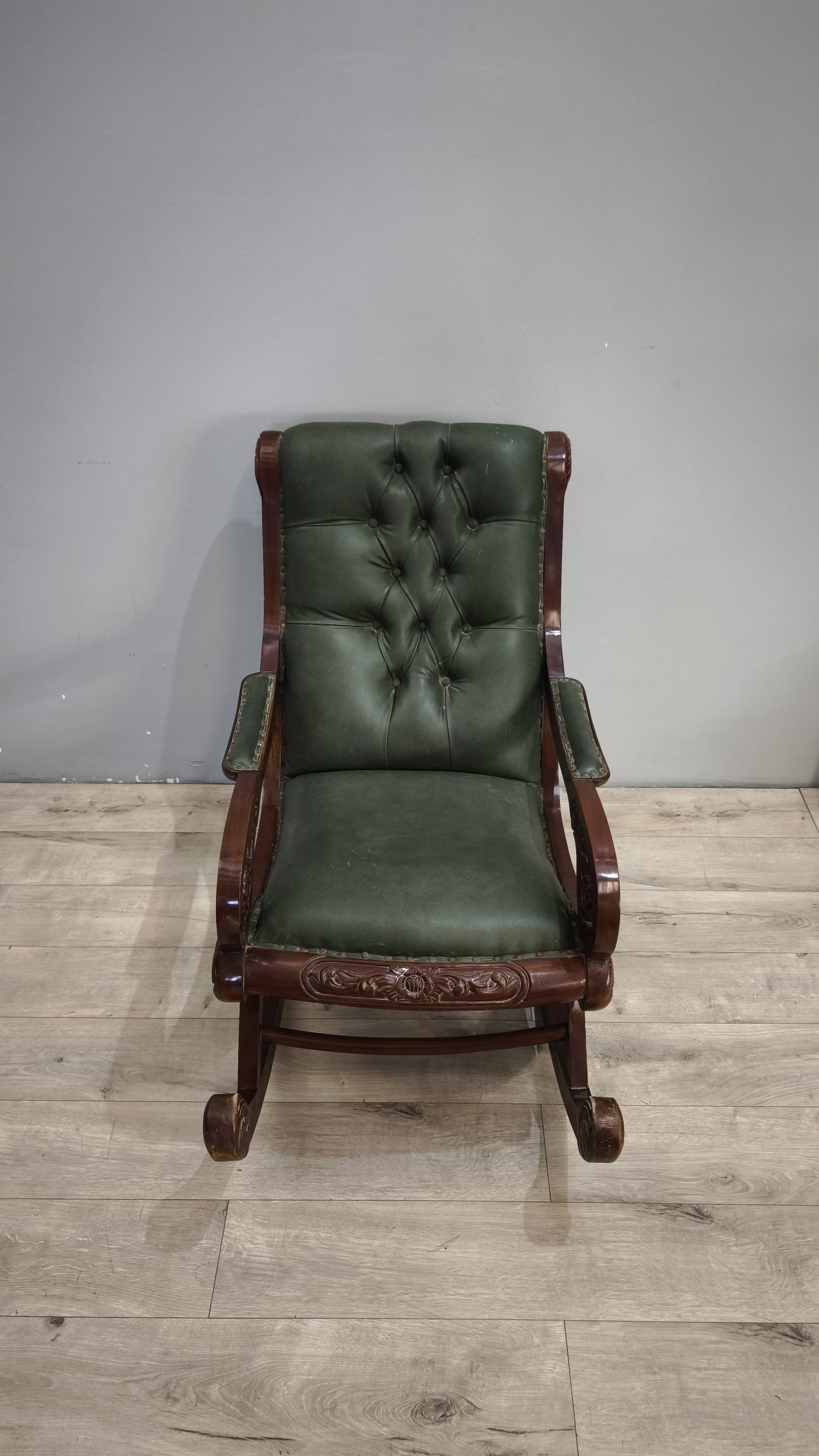 93052 Poltrona a dondolo con struttura in legno e rivestimento in simil pelle verde
