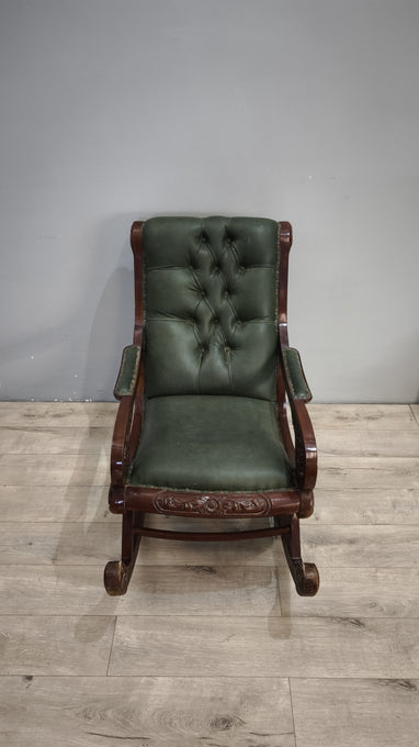 93052 Poltrona a dondolo con struttura in legno e rivestimento in simil pelle verde