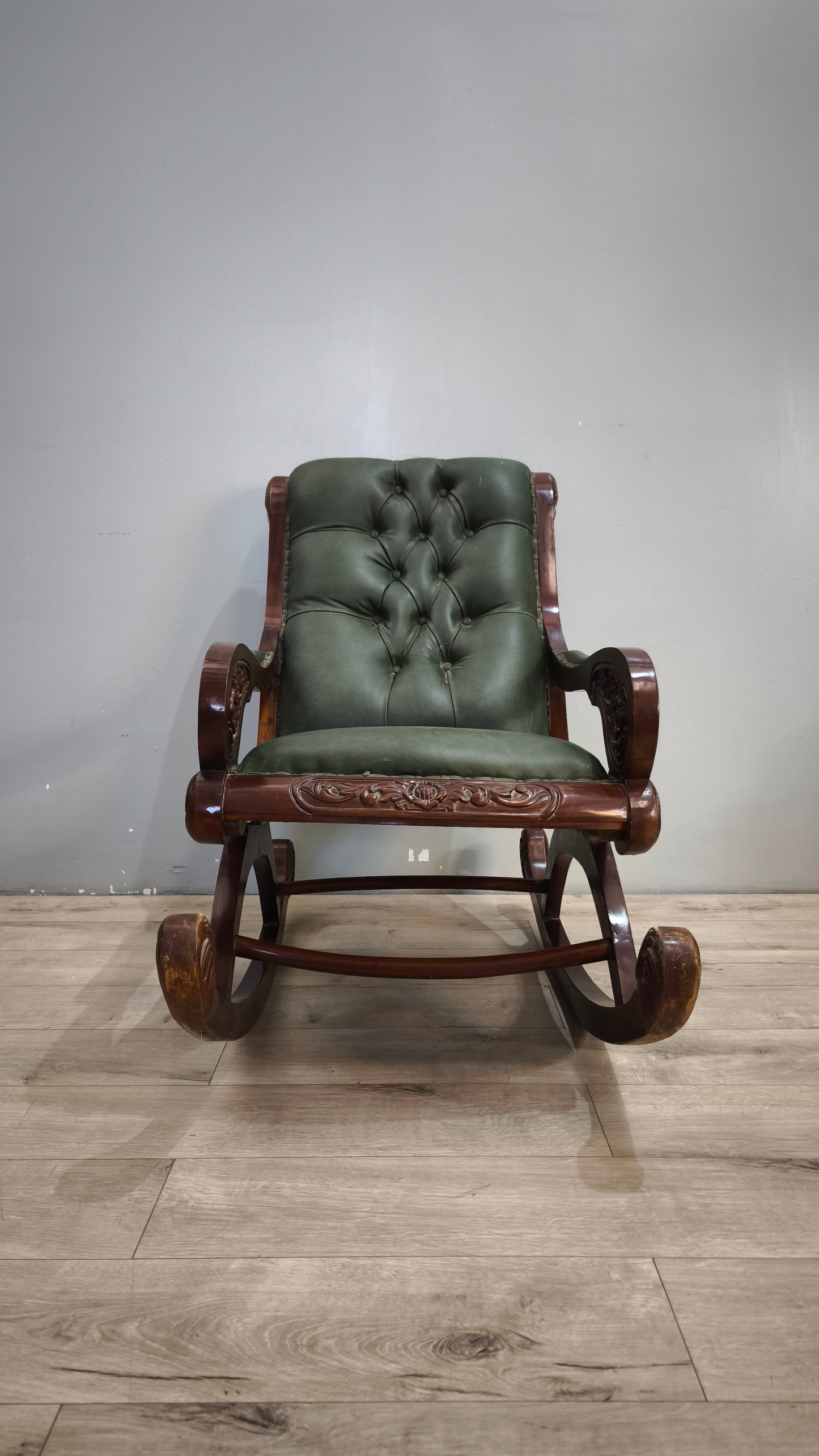 93052 Poltrona a dondolo con struttura in legno e rivestimento in simil pelle verde
