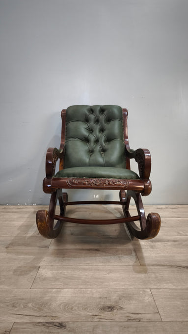 93052 Poltrona a dondolo con struttura in legno e rivestimento in simil pelle verde