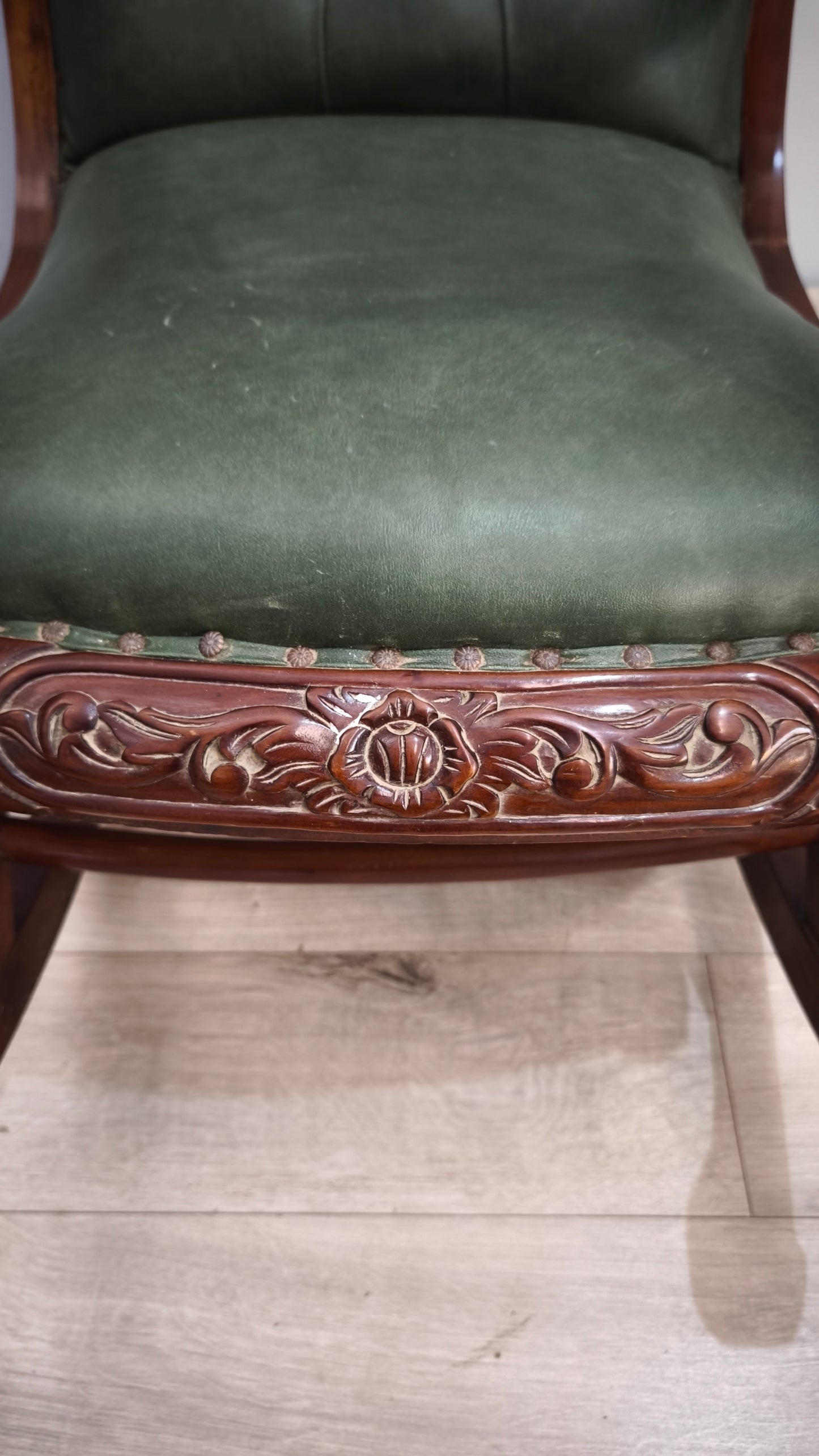 93052 Poltrona a dondolo con struttura in legno e rivestimento in simil pelle verde
