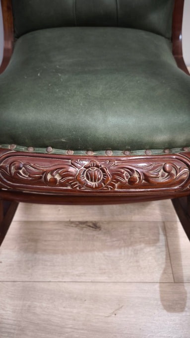93052 Poltrona a dondolo con struttura in legno e rivestimento in simil pelle verde