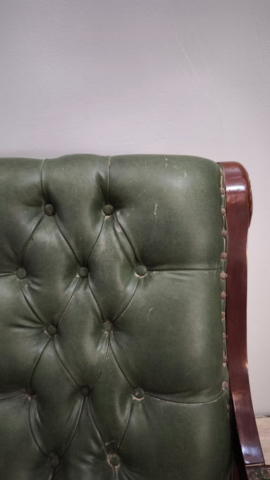93052 Poltrona a dondolo con struttura in legno e rivestimento in simil pelle verde