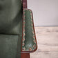 93052 Poltrona a dondolo con struttura in legno e rivestimento in simil pelle verde