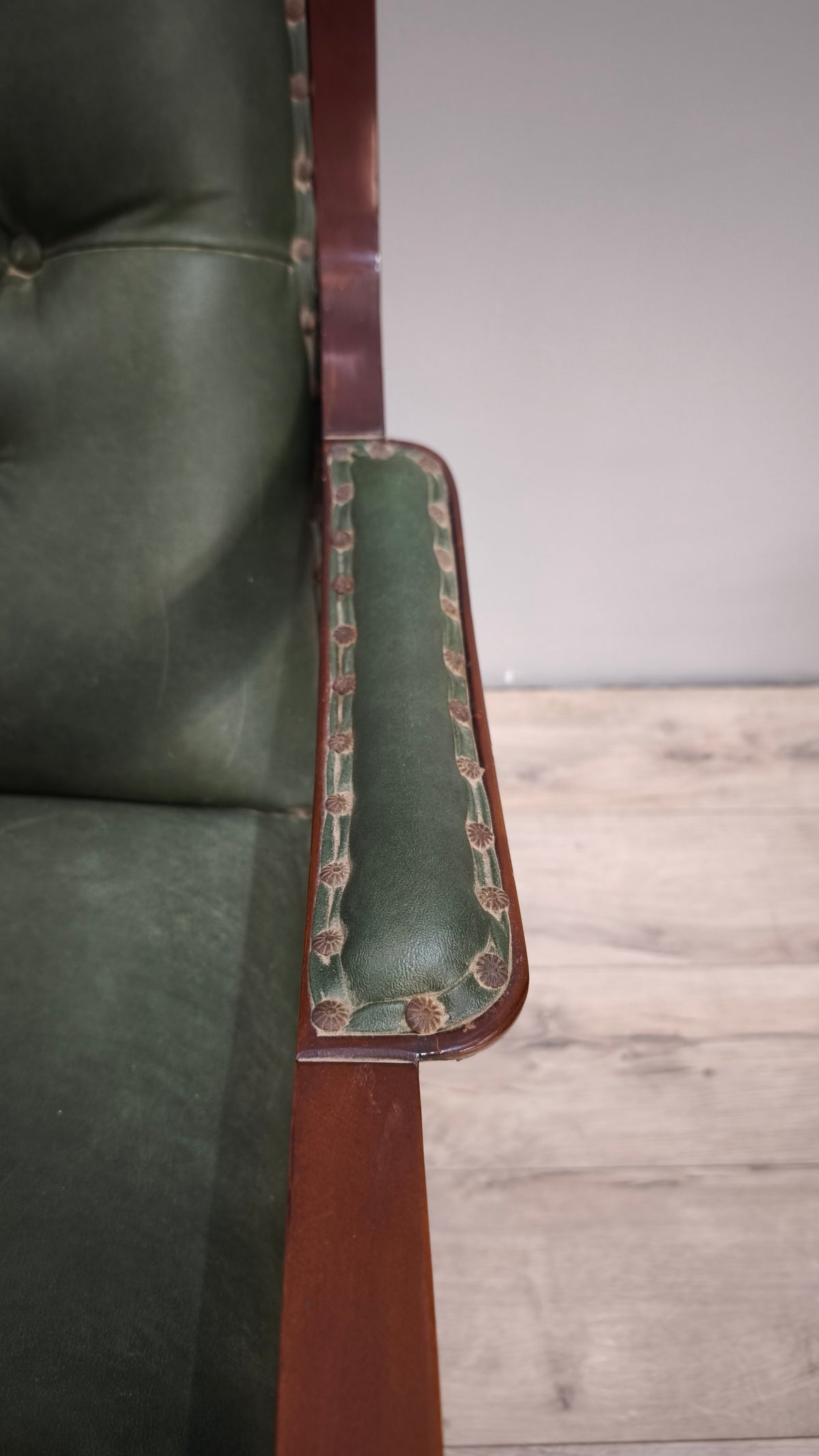 93052 Poltrona a dondolo con struttura in legno e rivestimento in simil pelle verde