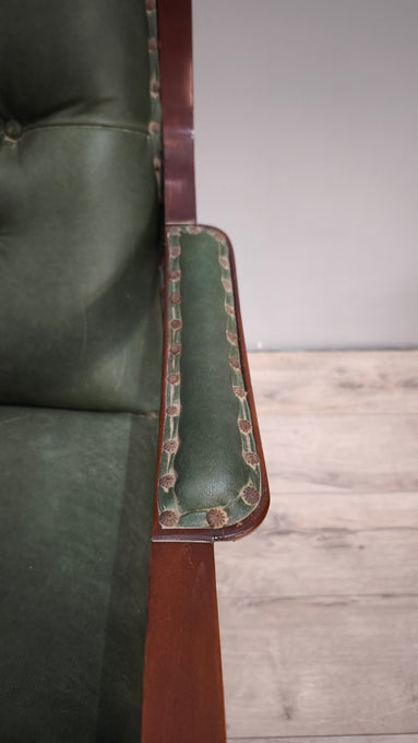 93052 Poltrona a dondolo con struttura in legno e rivestimento in simil pelle verde