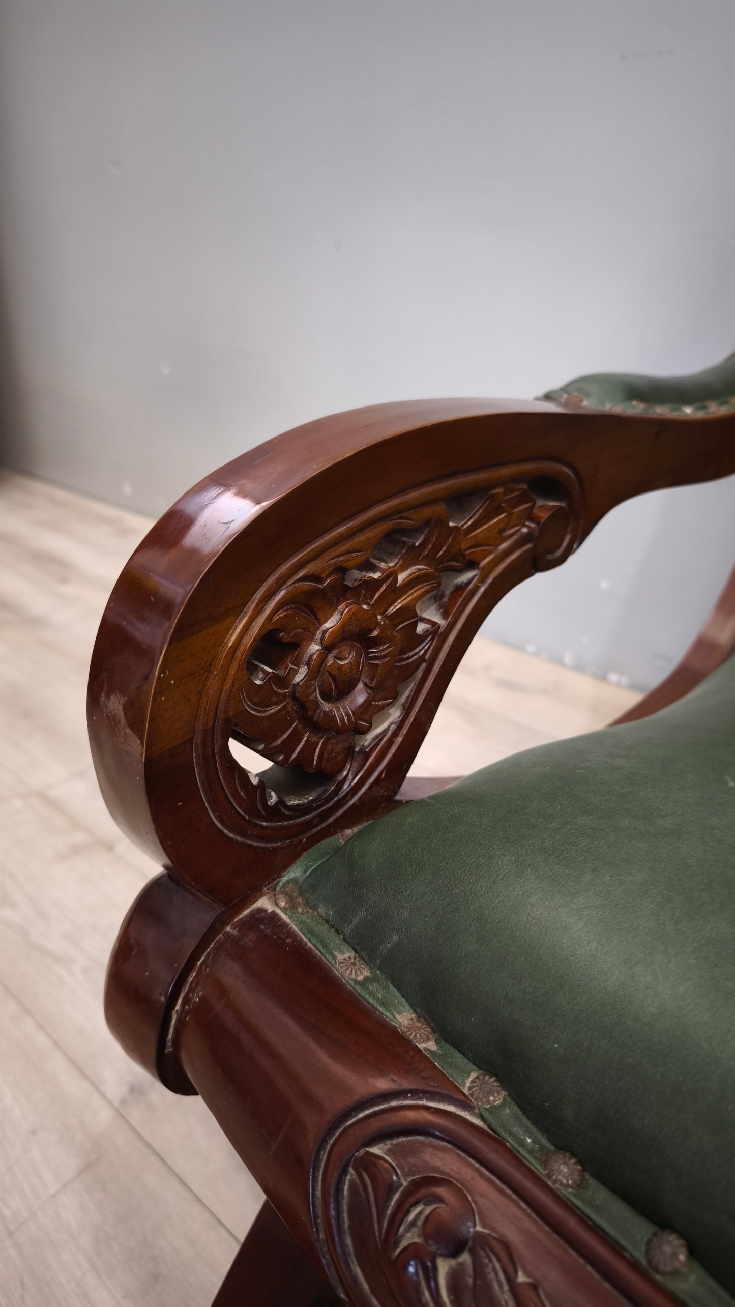 93052 Poltrona a dondolo con struttura in legno e rivestimento in simil pelle verde
