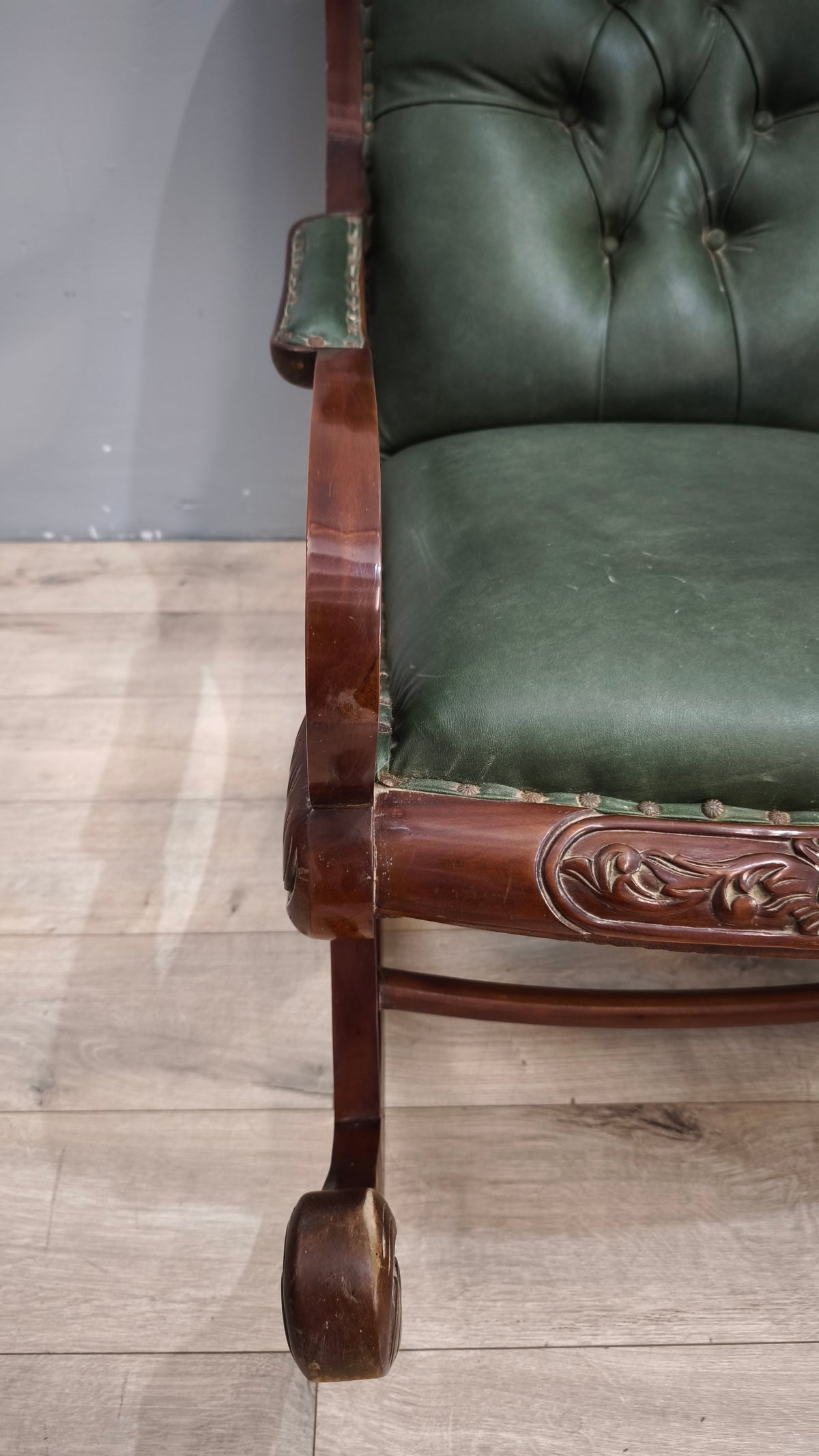 93052 Poltrona a dondolo con struttura in legno e rivestimento in simil pelle verde