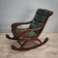93052 Poltrona a dondolo con struttura in legno e rivestimento in simil pelle verde