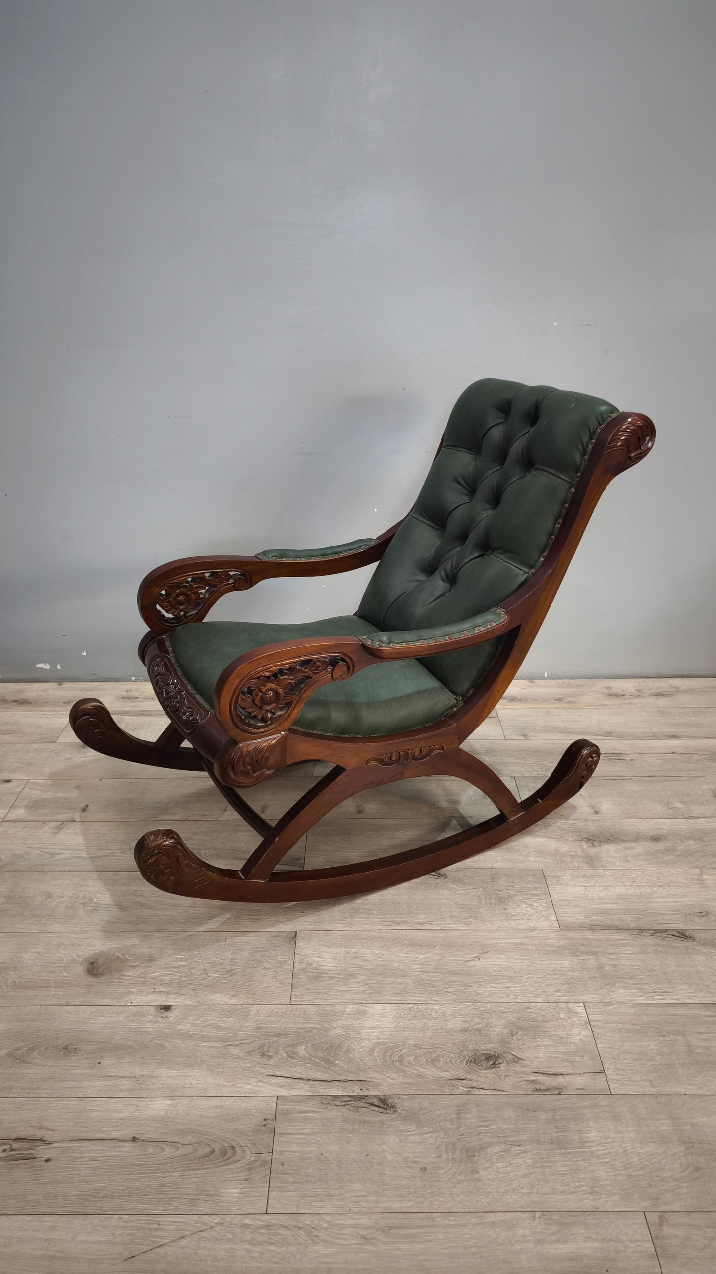 93052 Poltrona a dondolo con struttura in legno e rivestimento in simil pelle verde
