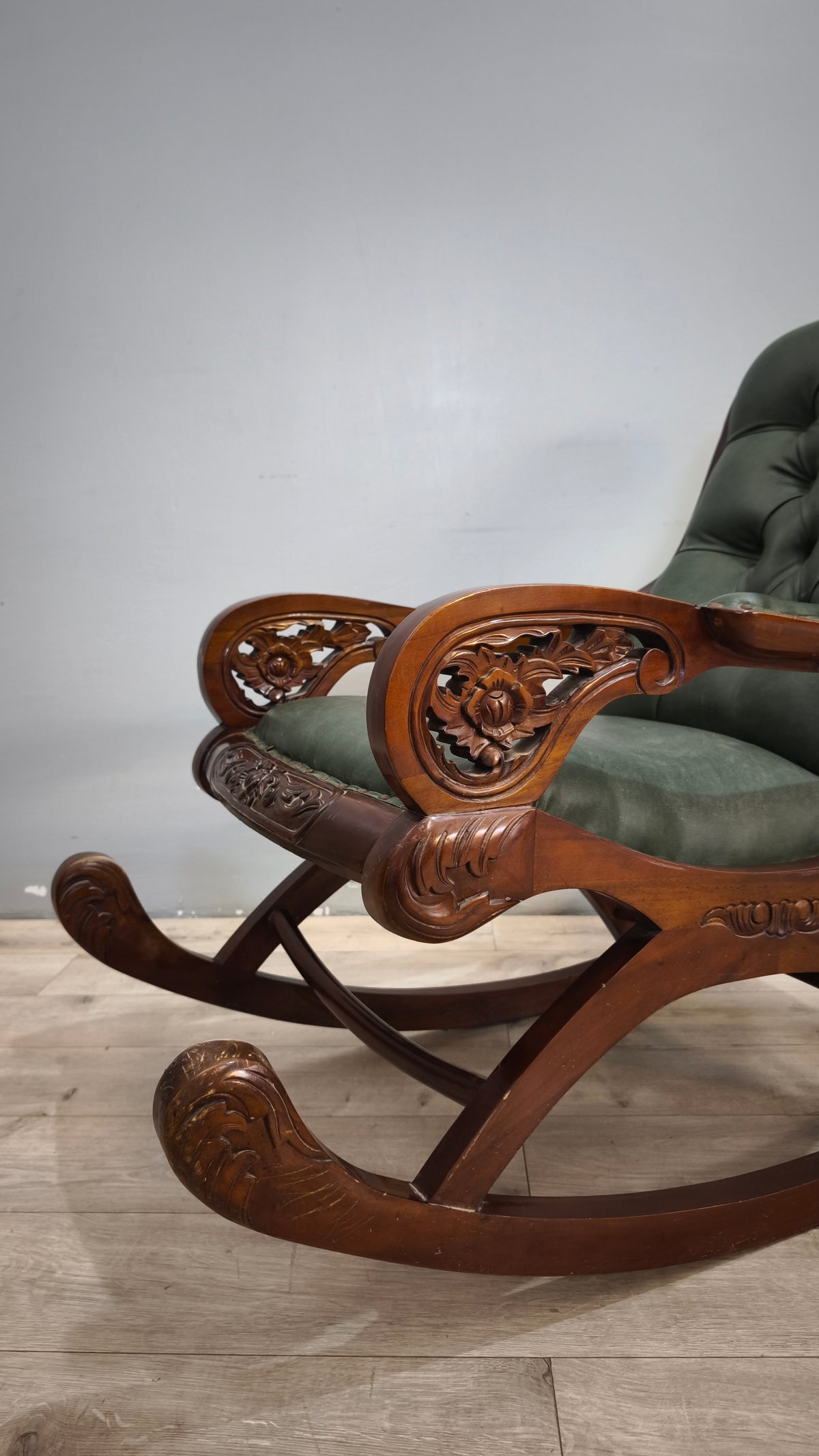 93052 Poltrona a dondolo con struttura in legno e rivestimento in simil pelle verde