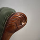 93052 Poltrona a dondolo con struttura in legno e rivestimento in simil pelle verde