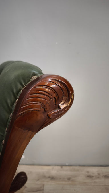 93052 Poltrona a dondolo con struttura in legno e rivestimento in simil pelle verde
