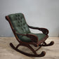 93052 Poltrona a dondolo con struttura in legno e rivestimento in simil pelle verde