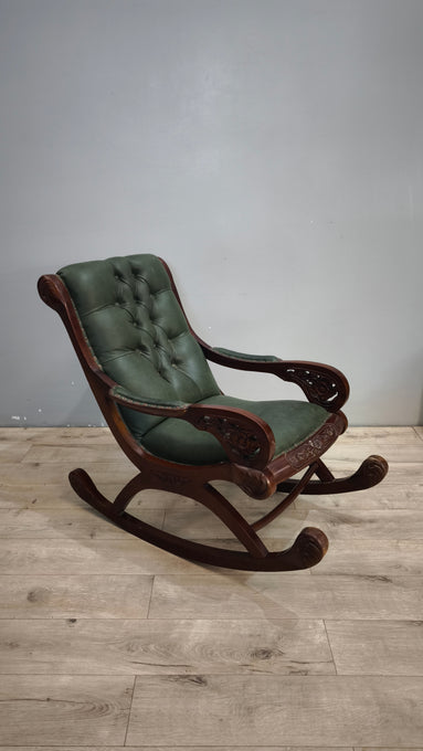 93052 Poltrona a dondolo con struttura in legno e rivestimento in simil pelle verde