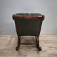 93052 Poltrona a dondolo con struttura in legno e rivestimento in simil pelle verde