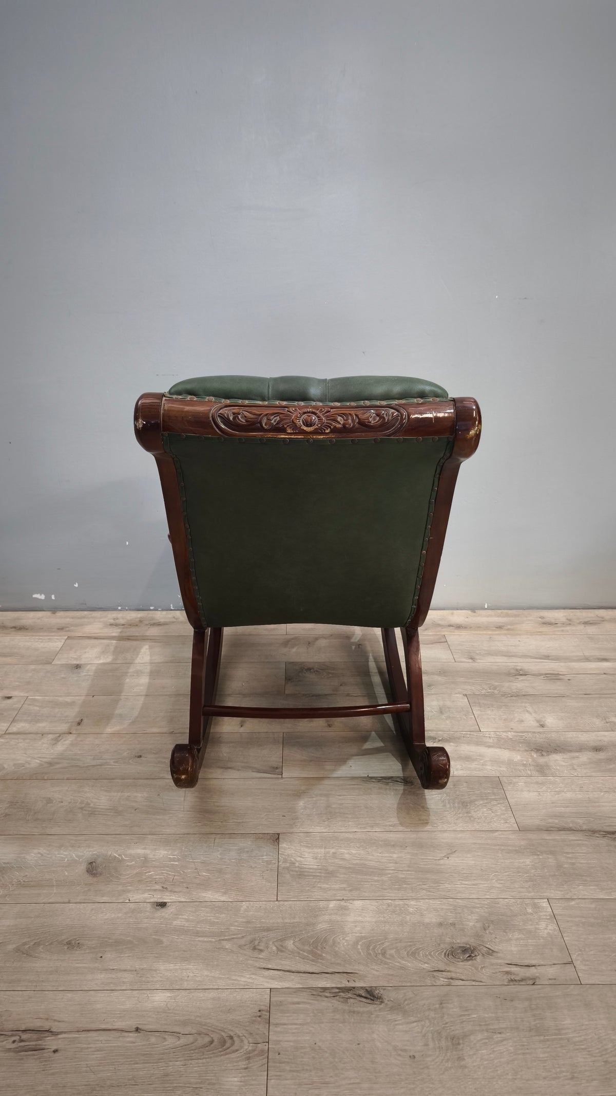 93052 Poltrona a dondolo con struttura in legno e rivestimento in simil pelle verde
