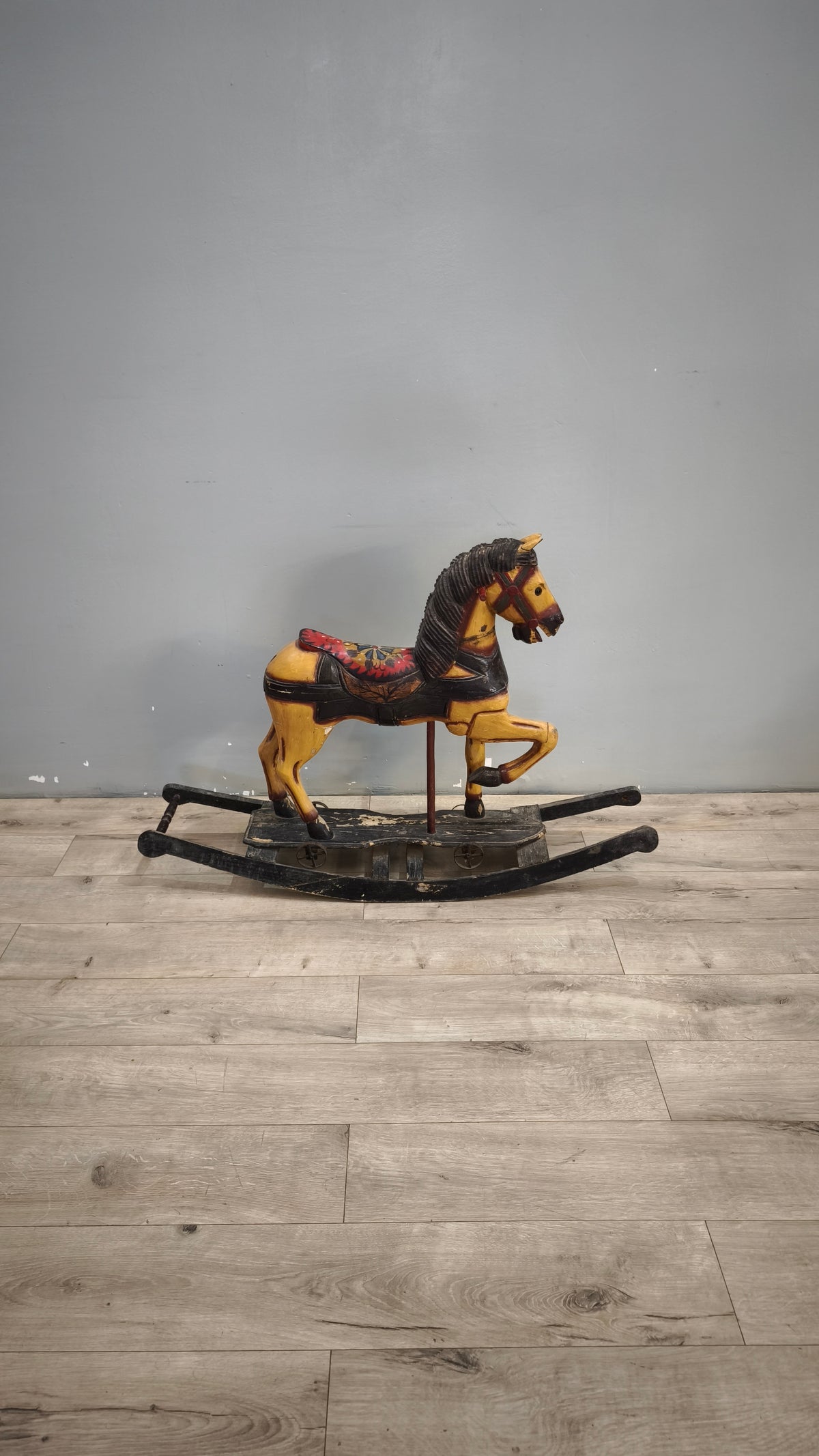93051 Cavallo a dondolo vintage in legno