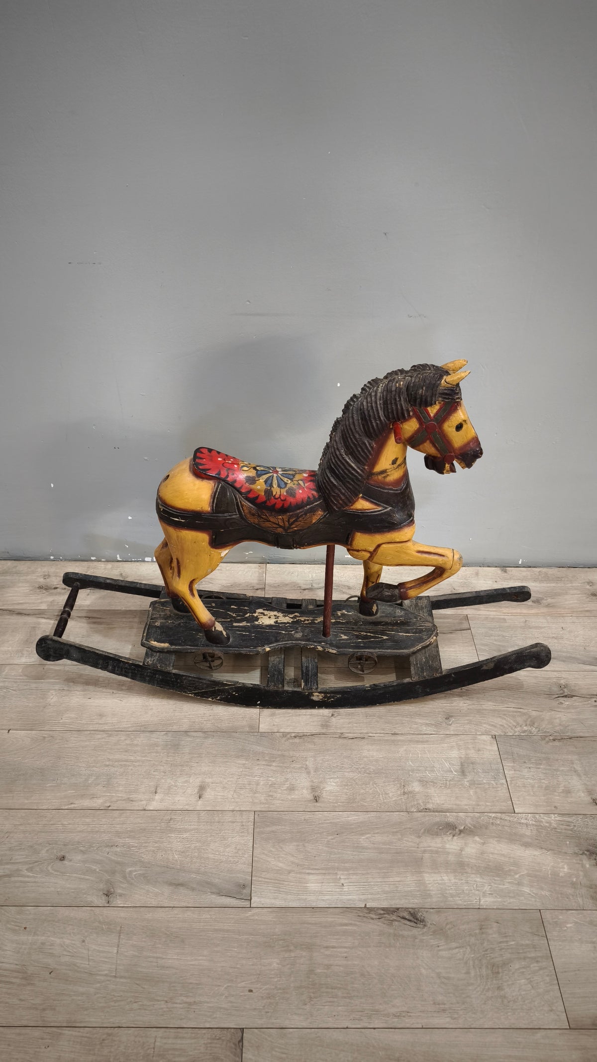 93051 Cavallo a dondolo vintage in legno