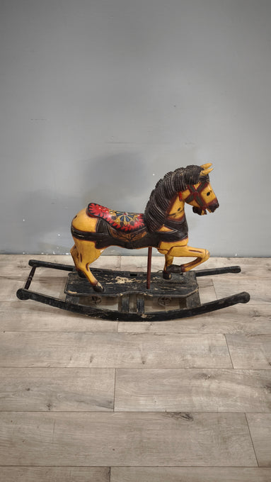 93051 Cavallo a dondolo vintage in legno