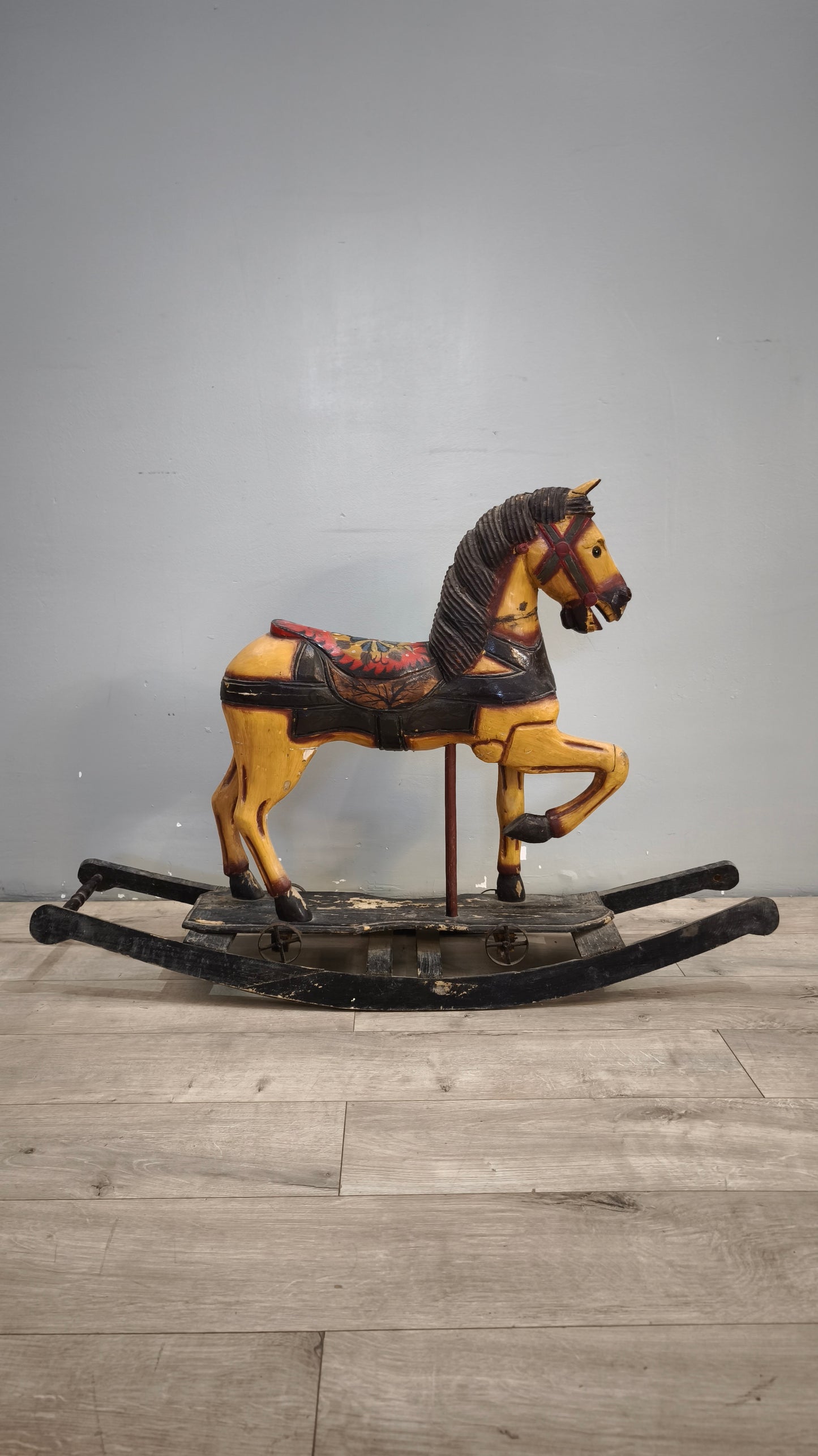 93051 Cavallo a dondolo vintage in legno