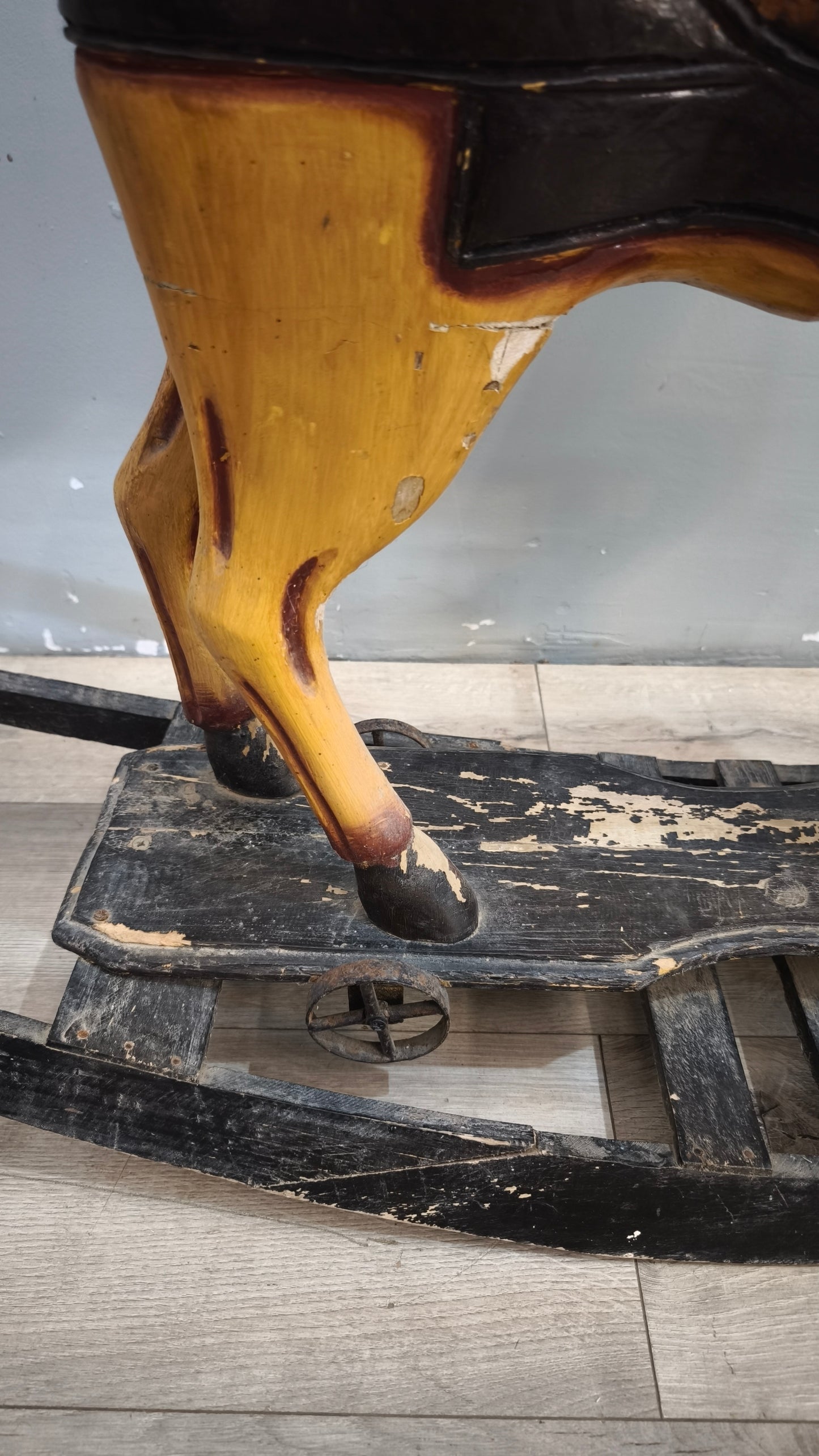 93051 Cavallo a dondolo vintage in legno