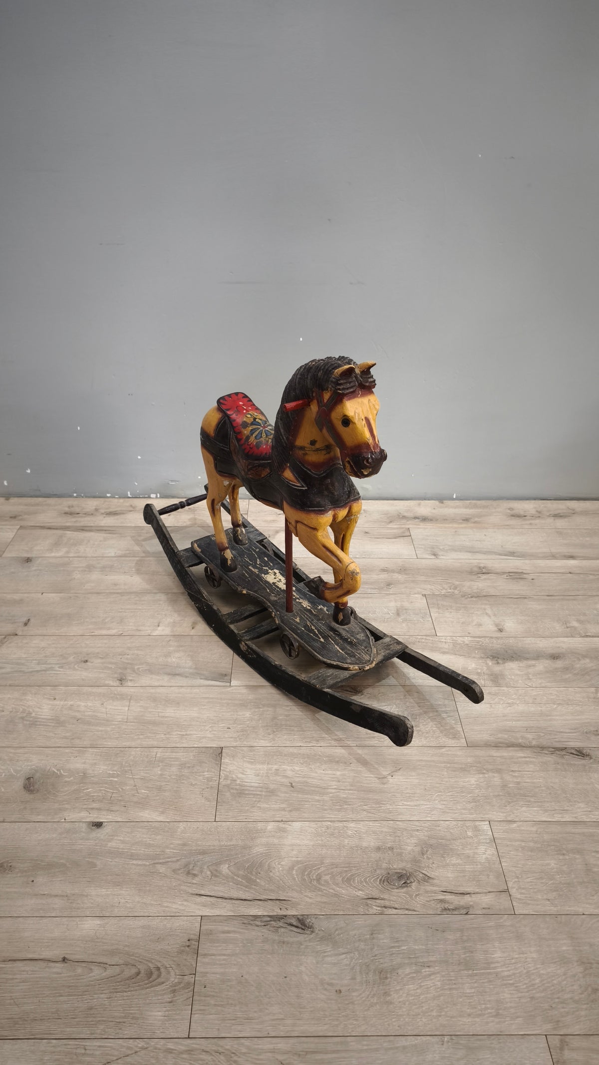 93051 Cavallo a dondolo vintage in legno