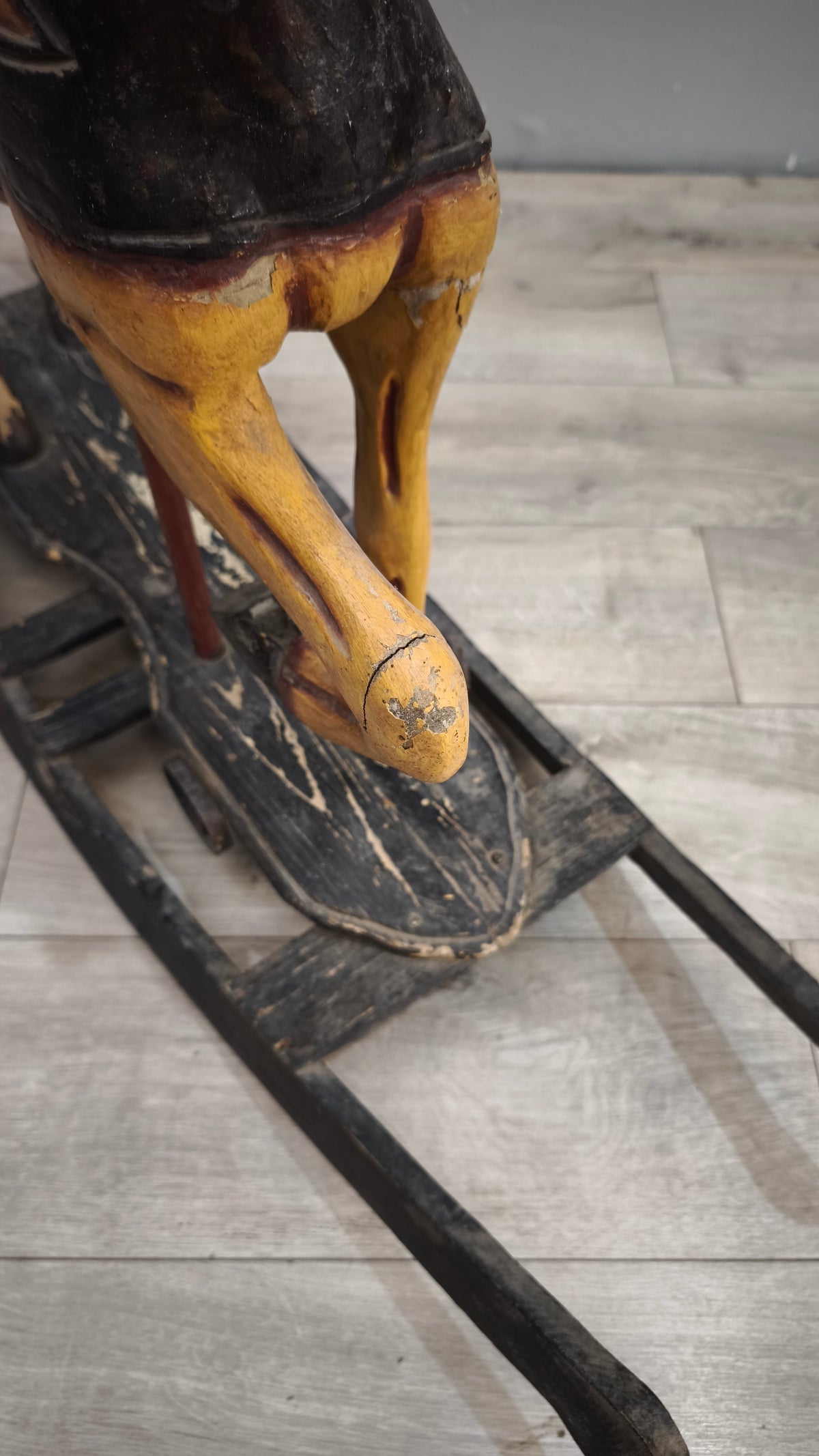 93051 Cavallo a dondolo vintage in legno